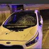 Mladić pao s trećeg kata i sletio na automobil: Živ je