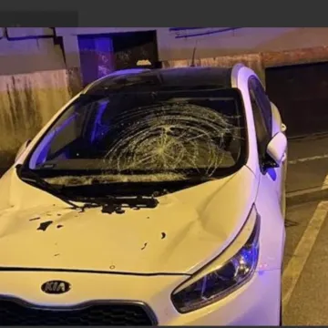 Mladić pao s trećeg kata i sletio na automobil: Živ je