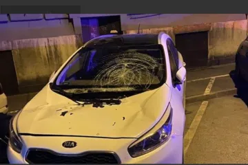 Mladić pao s trećeg kata i sletio na automobil: Živ je