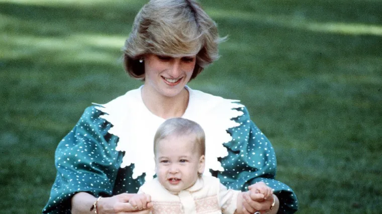 Princ William emotivnom porukom i jo&scaron; neviđenom fotografijom princeze Diane obilježio Majčin dan