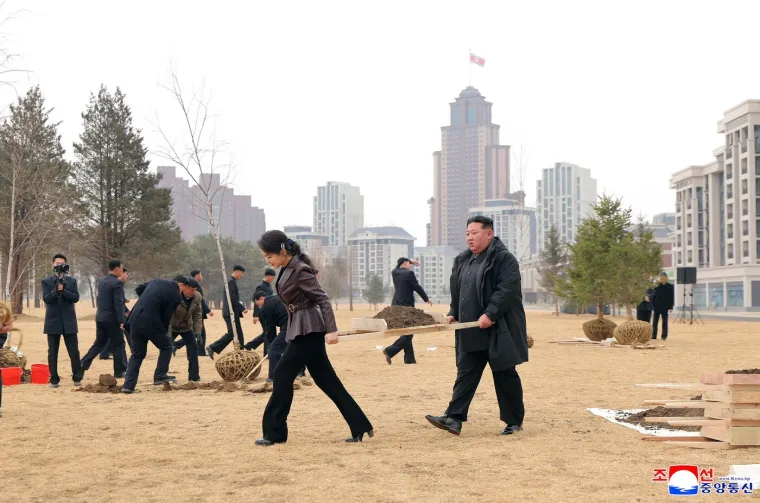 Kim Jong Un nakon lansiranja raketa uzeo lopatu i s kćeri sadio drveće: Jedan detalj svima upao u oči