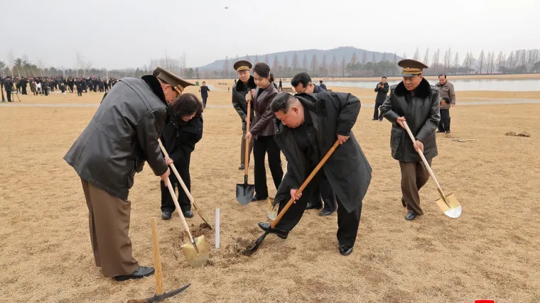 Kim Jong Un nakon lansiranja raketa uzeo lopatu i s kćeri sadio drveće: Jedan detalj svima upao u oči