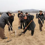 Kim Jong Un nakon lansiranja raketa uzeo lopatu i s kćeri sadio drveće: Jedan detalj svima upao u oči