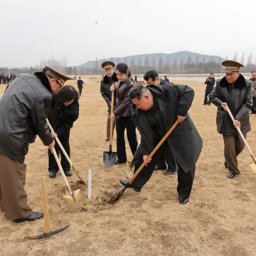 Kim Jong Un nakon lansiranja raketa uzeo lopatu i s kćeri sadio drveće: Jedan detalj svima upao u oči