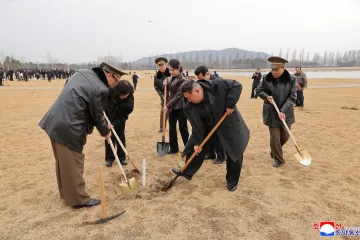Kim Jong Un nakon lansiranja raketa uzeo lopatu i s kćeri sadio drveće: Jedan detalj svima upao u oči