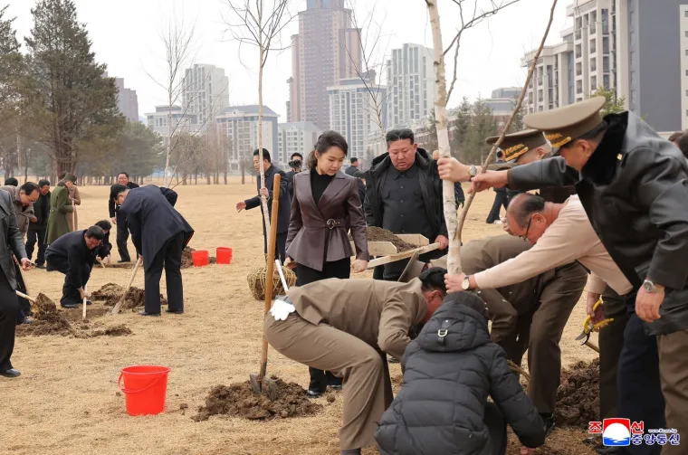 Kim Jong Un nakon lansiranja raketa uzeo lopatu i s kćeri sadio drveće: Jedan detalj svima upao u oči