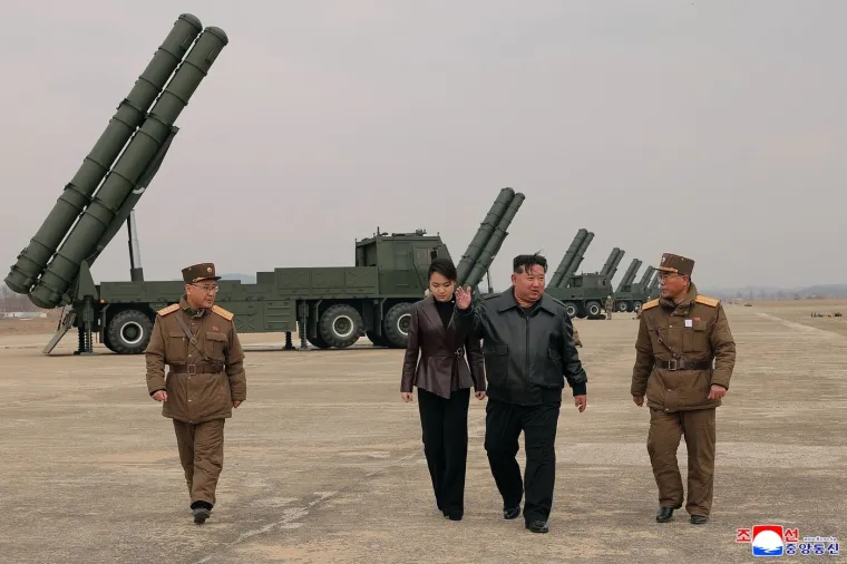 Kim Jong Un nakon lansiranja raketa uzeo lopatu i s kćeri sadio drveće: Jedan detalj svima upao u oči