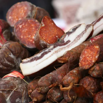 Lopovi koji vole dobru mezu? Braći iz Slavonije sve ukradeno preko noći - od kobasica do kulena