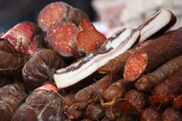 Lopovi koji vole dobru mezu? Braći iz Slavonije sve ukradeno preko noći - od kobasica do kulena