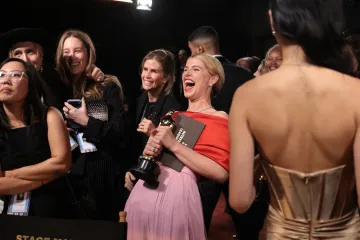 Crveni tepih, emocije i glamur: Pogledajte najbolje trenutke Oscara 2026.!