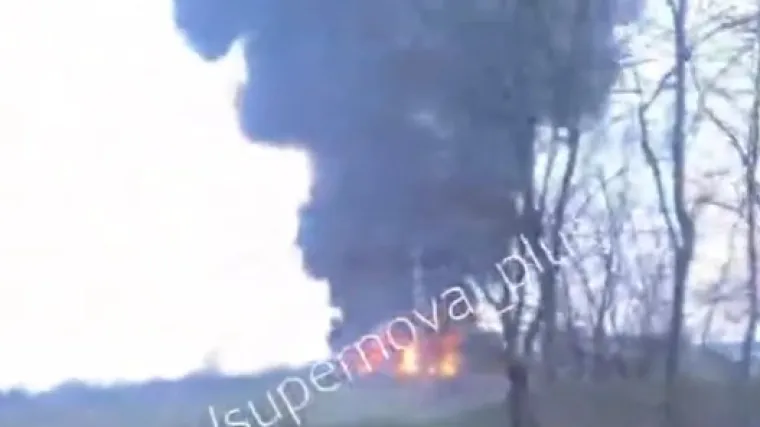 Noćni udar duboko u Rusiji: Plamen progutao skladi&scaron;te nafte, pogledajte snimku