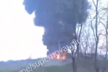 Noćni udar duboko u Rusiji: Plamen progutao skladi&scaron;te nafte, pogledajte snimku