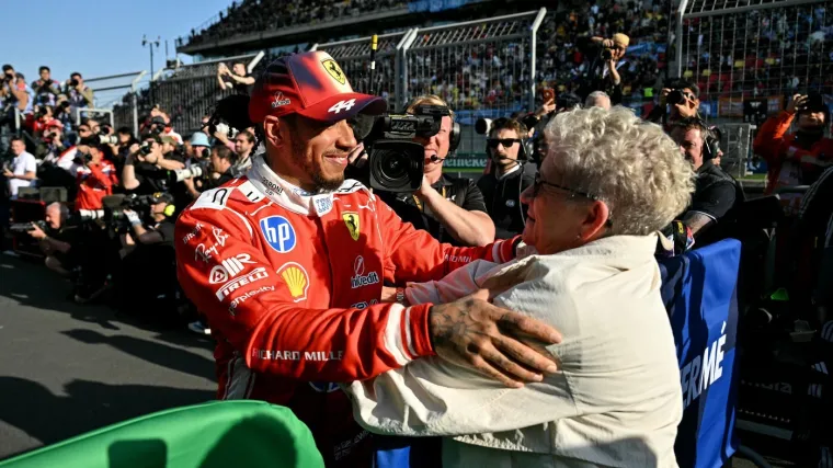 Dirljivo! Hamilton odu&scaron;evio pa na postolju zahvalio dvjema najvažnijim ženama u svom životu