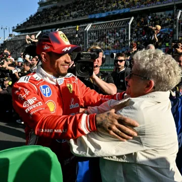 Dirljivo! Hamilton odu&scaron;evio pa na postolju zahvalio dvjema najvažnijim ženama u svom životu