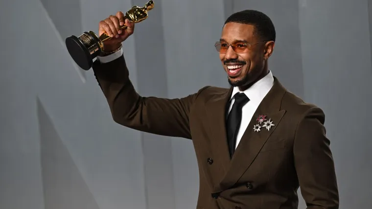 Neobično slavlje oskarovca: Michael B. Jordan s kipićem oti&scaron;ao na burger, snimka postala hit