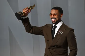 Neobično slavlje oskarovca: Michael B. Jordan s kipićem oti&scaron;ao na burger, snimka postala hit