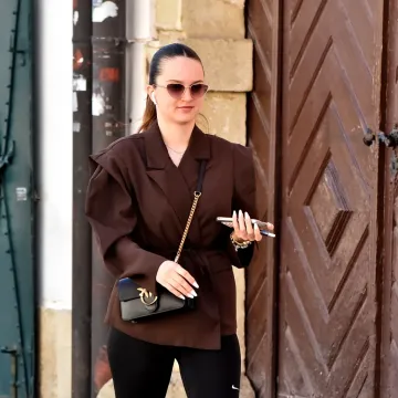 Te&scaron;ko ju je bilo ne primijetiti: Brineta u uskim crnim tajicama ukrala sve poglede