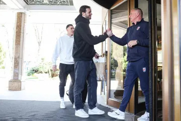 Glava&scaron; obrijao prepoznatljivi brk pa poručio: 'Čast nam je &scaron;to idemo u Dalmaciju i Slavoniju'