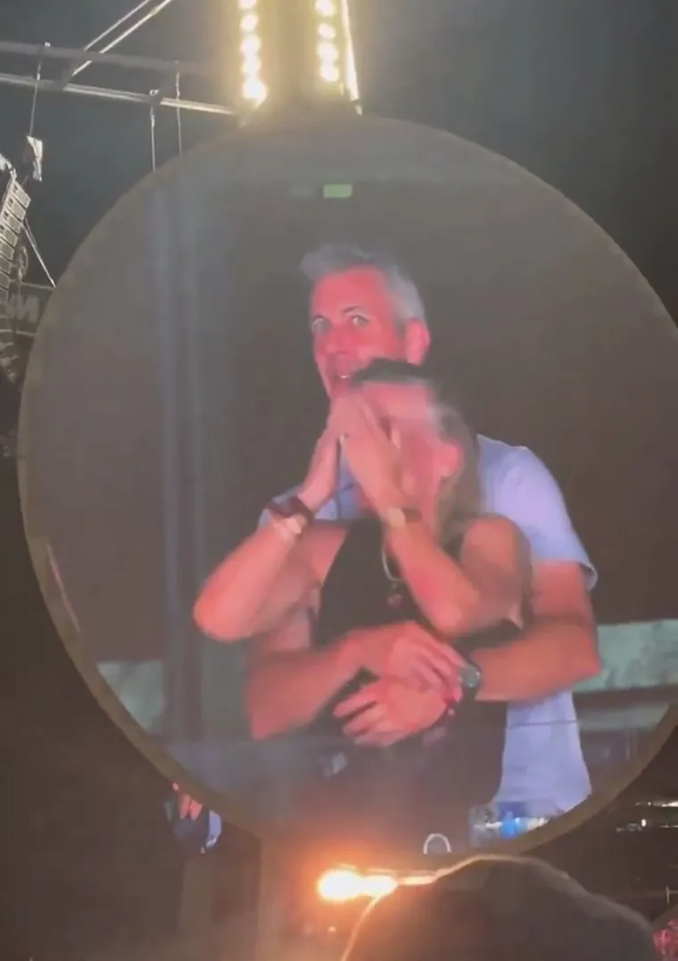 Uhvaćena sa &scaron;efom na koncertu, a sad otkrila: 'Muž od kojeg sam se razvodila je bio tamo'