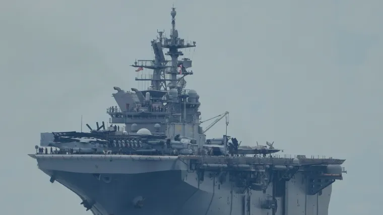 Američki ratni brod USS Tripoli s marincima i F-35 lovcima kreće prema Bliskom istoku