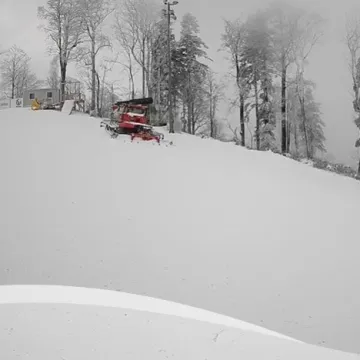 Mislili ste da je zimi kraj? Snijeg prekrio dijelove Hrvatske, a vjetar zatvorio autoceste