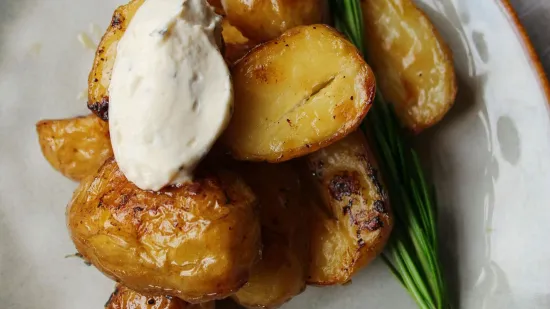 Kad pečete krumpire u ljusci, obavezno na njih stavite ovo: 'Ukusniji su i hrskaviji'