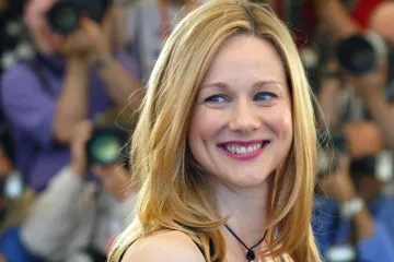 Skrivala trudnoću, rodila s 49., obožavali smo je u 'Zapravo ljubav': Sjećate se Laure Linney?