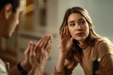 Stručnjakinja otkriva pet neverbalnih znakova koji odaju narcise: 'Prvih 5 minuta je ključno'