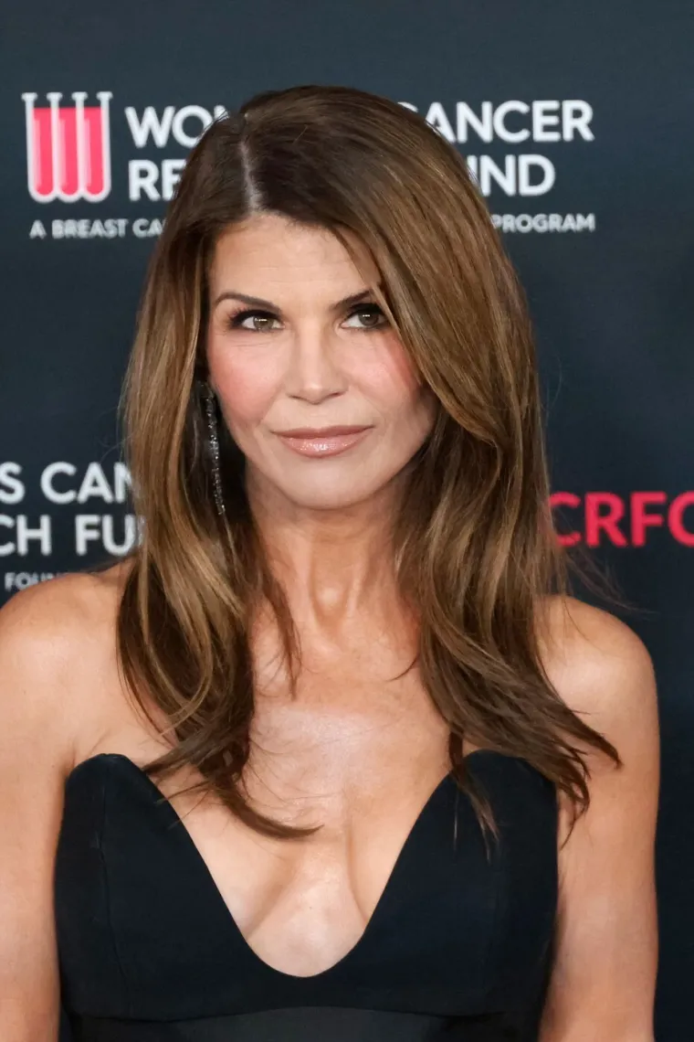 Filteri, &scaron;minka ili kut fotografiranja? Lori Loughlin izazvala rasprave: 'Ne liči na sebe!'