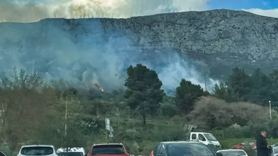Požar u Solinu! Gasi ga 30 vatrogasaca: Gori trava, zahvaćena je i &scaron;uma!