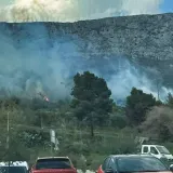 Požar u Solinu! Gasi ga 30 vatrogasaca: Gori trava, zahvaćena je i &scaron;uma!