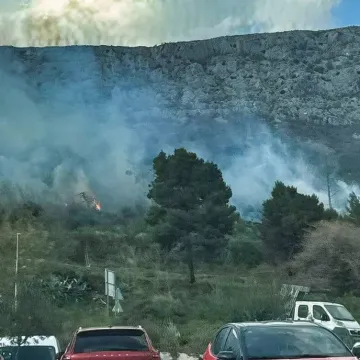 Požar u Solinu! Gasi ga 30 vatrogasaca: Gori trava, zahvaćena je i &scaron;uma!