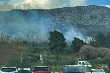 Požar u Solinu! Gasi ga 30 vatrogasaca: Gori trava, zahvaćena je i &scaron;uma!