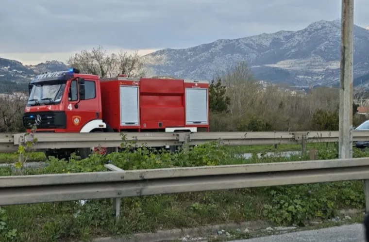 Požar u Solinu! Gasi ga 30 vatrogasaca: Gori trava, zahvaćena je i &scaron;uma!