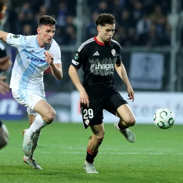 Nogometa&scaron;i Rijeke otputovali na ključnu utakmicu, provjerite čega se prisjetio njihov trener