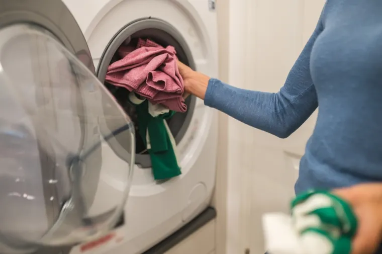 Niste sigurni trebate li prije prvog no&scaron;enja oprati novu odjeću? Stručnjaci donose odgovore