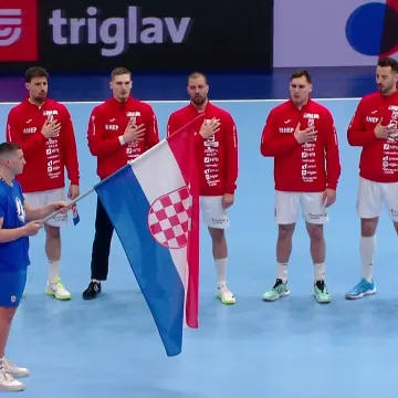 Lijepa Na&scaron;a se ori u Dagurovom gradu! Pogledajte koji na&scaron; rukometa&scaron; najglasnije pjeva himnu