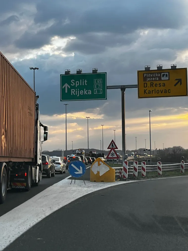 Te&scaron;ka nesreća na A1 kod Karlovca! Prevrnuo se kamion, kolona duga 6 kilometara: 'Gadno...'