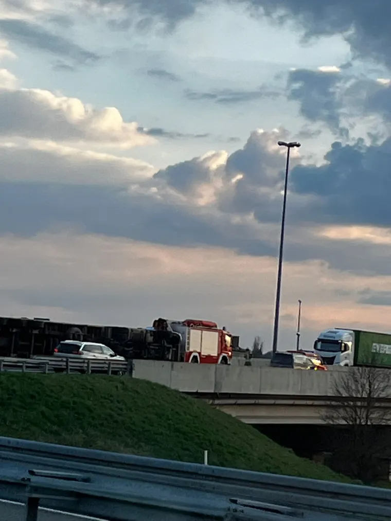 Te&scaron;ka nesreća na A1 kod Karlovca! Prevrnuo se kamion, kolona duga 6 kilometara: 'Gadno...'