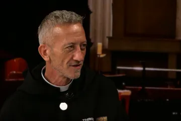 Ovaj župnik repa, koristi AI i sprema heavy metal pjesmu! 'Svećenik mora biti na asfaltu'