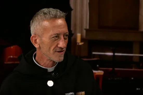 Ovaj župnik repa, koristi AI i sprema heavy metal pjesmu! 'Svećenik mora biti na asfaltu'