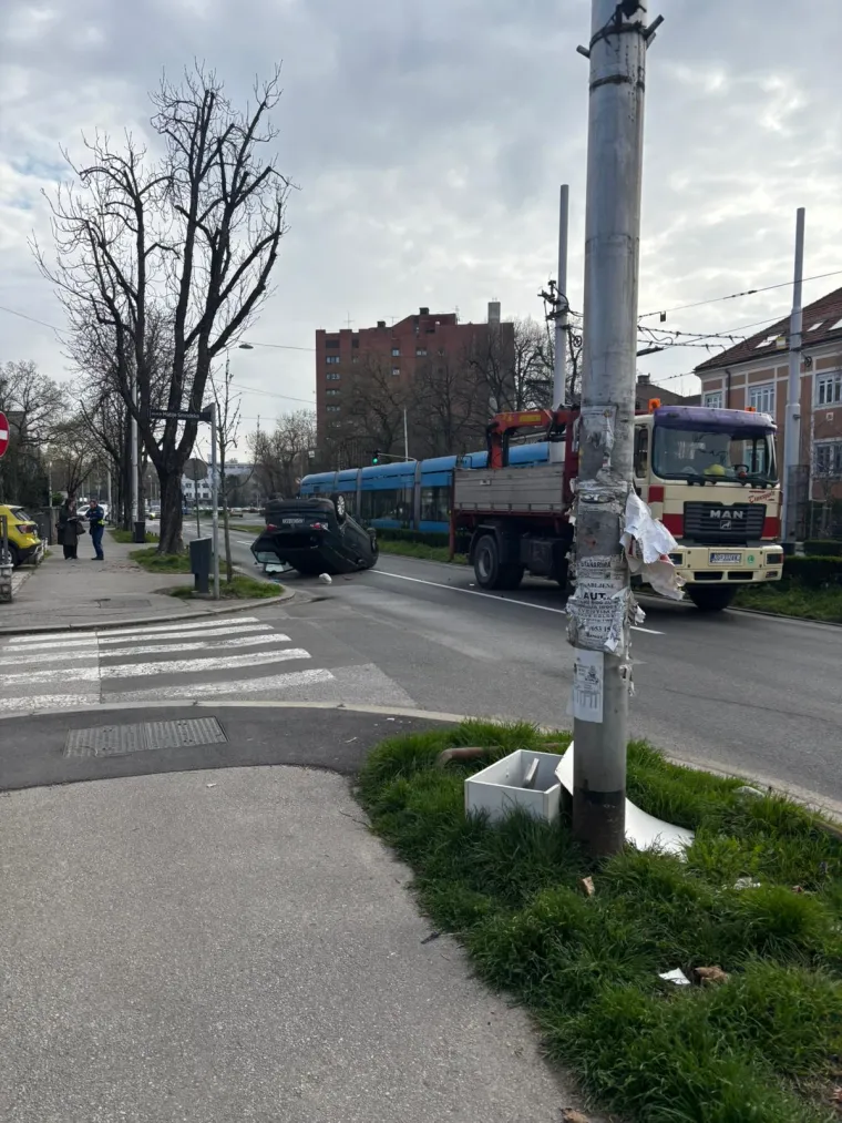 Auto na krovu nakon sudara s kamionom! Osoba ozlijeđena, imamo fotografije