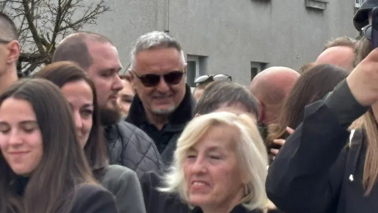 Na&scaron;li smo Thompsona u gužvi: Stigao na prisegu kćeri Dive Marije u Požegu