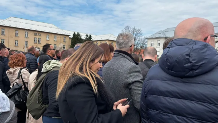 Na&scaron;li smo Thompsona u gužvi: Stigao na prisegu kćeri Dive Marije u Požegu