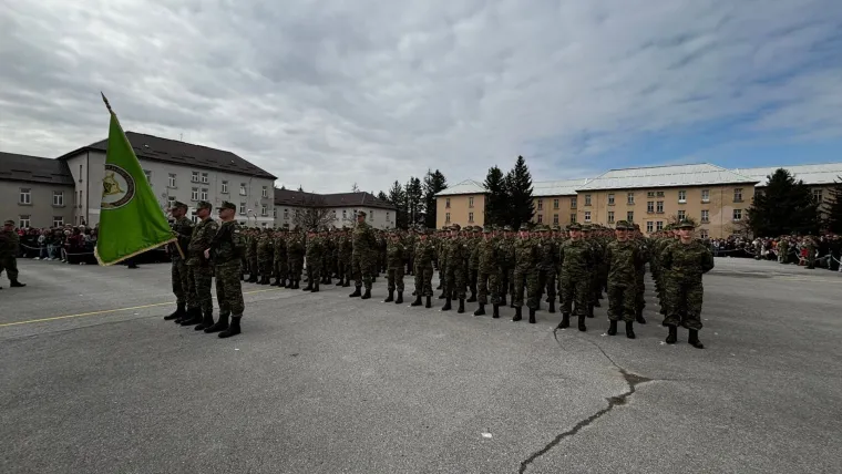 Na&scaron;li smo Thompsona u gužvi: Stigao na prisegu kćeri Dive Marije u Požegu
