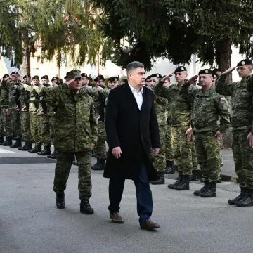 Milanović u Slunju, Anu&scaron;ić u Požegi: Prisega ročnika u sjeni velikog sukoba