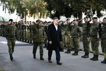 Milanović u Slunju, Anu&scaron;ić u Požegi: Prisega ročnika u sjeni velikog sukoba