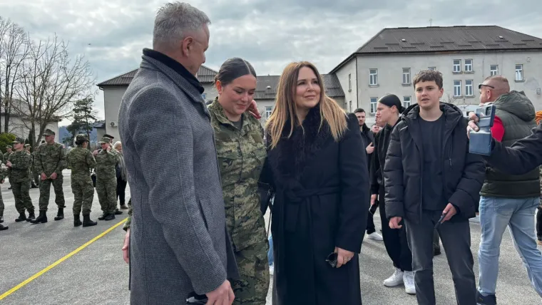 Thompson ponosniji nego na Hipodromu: Kći Diva Marija blista u uniformi Hrvatske Vojske