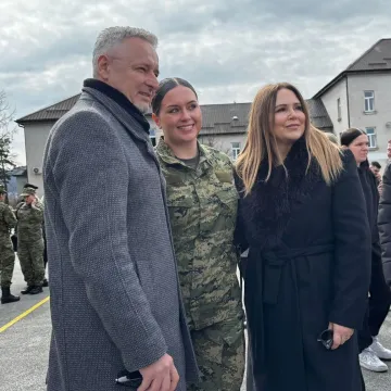 Thompson ponosniji nego na Hipodromu: Kći Diva Marija blista u uniformi Hrvatske Vojske