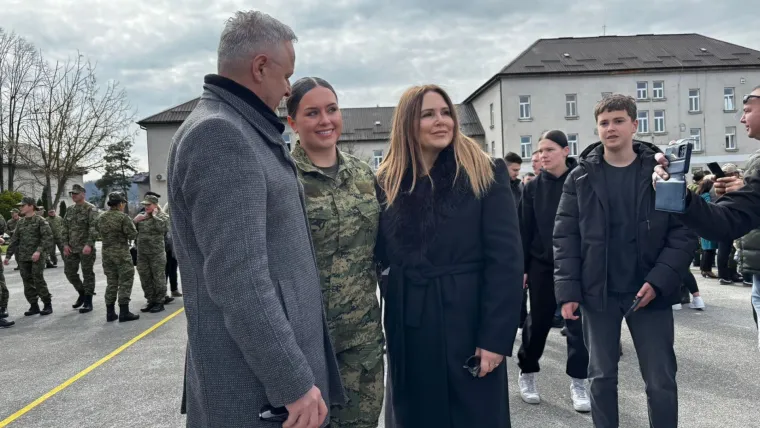 Thompson ponosniji nego na Hipodromu: Kći Diva Marija blista u uniformi Hrvatske Vojske